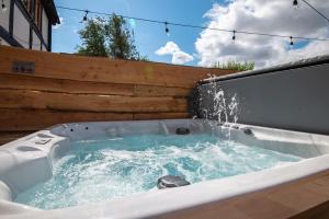 Bramble Cottage - Cosy 2 Bed With Deluxe HOT TUB & Log Burner