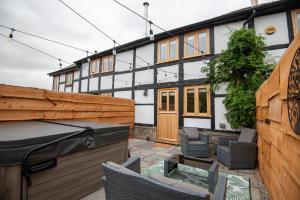 Bramble Cottage - Cosy 2 Bed With Deluxe HOT TUB & Log Burner