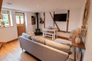 Bramble Cottage - Cosy 2 Bed With Deluxe HOT TUB & Log Burner - Burghill
