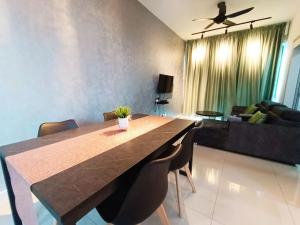 Netflix # Sky Suite near Jaya One by Salaam Suites, 2 pax
