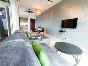 Netflix # Sky Suite near Jaya One by Salaam Suites, 2 pax