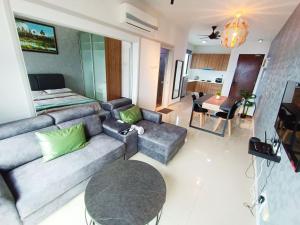 Netflix # Sky Suite near Jaya One by Salaam Suites, 2 pax
