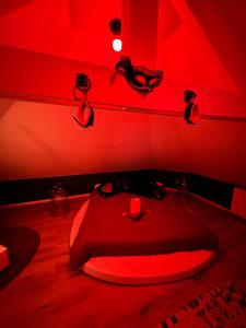 Hotels Redroom Loveroom Chambre Spa privative Insolite Theme 50 nuances de grey : Suite Deluxe avec Lit King-Size - Non remboursable