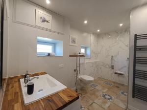 B&B / Chambres d'hotes Maison sur le Lot : Chambre Double avec Salle de Bains Privative