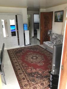 THE MANSION - BACKPACKERS Near AIRPORT