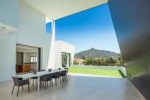 Newly Built 6 BDRM Luxury Villa in Nueva Andalucía