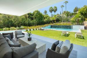 Newly Built 6 BDRM Luxury Villa in Nueva Andalucía