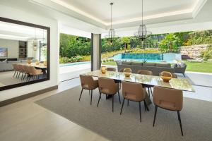 Newly Built 6 BDRM Luxury Villa in Nueva Andalucía