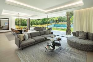 Newly Built 6 BDRM Luxury Villa in Nueva Andalucía