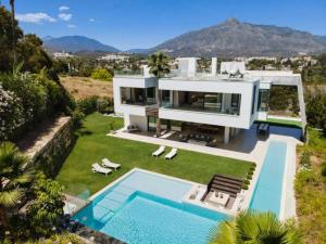 Newly Built 6 BDRM Luxury Villa in Nueva Andalucía