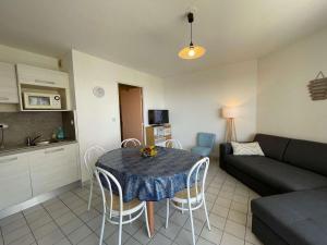 Appartement 3 pièces avec balcon, piscine et parking à proximité de la mer - 6 couchages - FR-1-224C-188