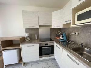 Appartement 3 pièces avec balcon, piscine et parking à proximité de la mer - 6 couchages - FR-1-224C-188