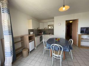 Appartement 3 pièces avec balcon, piscine et parking à proximité de la mer - 6 couchages - FR-1-224C-188