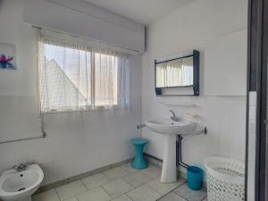 Maisons de vacances Villa avec jardin et acces direct plage, terrasse, 5 chambres, 2 salles d'eau, wifi, parking - FR-1-361-132 : photos des chambres