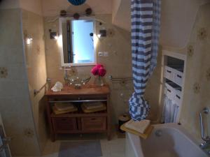 Maisons de vacances Gite Moderne 10 Pers. en Touraine avec Jardin, WiFi, Pres de la Vienne et Vignobles de Chinon - FR-1-381-395 : photos des chambres