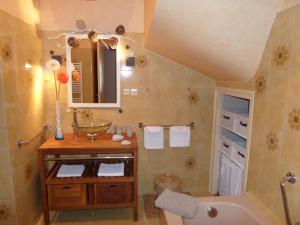 Maisons de vacances Gite Moderne 10 Pers. en Touraine avec Jardin, WiFi, Pres de la Vienne et Vignobles de Chinon - FR-1-381-395 : photos des chambres