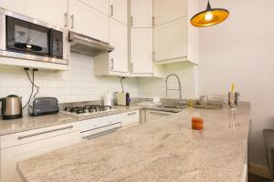 PenthouseStays Notting Hill - Spacious 3 Bedroom King Bed Apartment - near Portobello Road & Kensington High Street