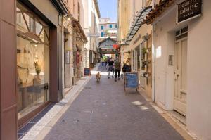 Duplex Studio Apt Mezzanine near Shops & Cafes