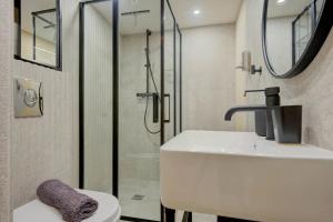 Duplex Studio Apt Mezzanine near Shops & Cafes