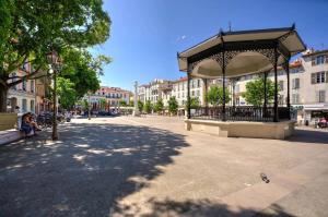 Duplex Studio Apt Mezzanine near Shops & Cafes