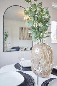 Stylish 2 Bed Apartment with Beautiful Garden