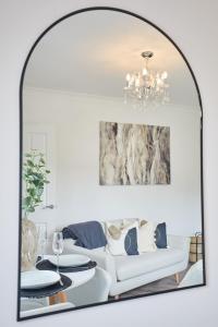 Stylish 2 Bed Apartment with Beautiful Garden