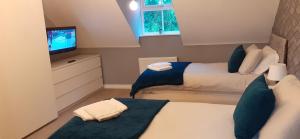Hawksworth House in Chelmsley Wood, Birmingham near Solihull, near the NEC, HS2, JLR, Bear Grylls Centre, Resorts World and Birmingham airport, with a garage and free parking, great for families and contractors