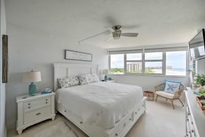 Beachfront Marco Island Condo with Pool Access!