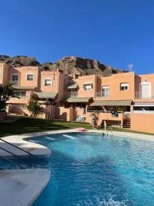 Casa adosada con piscina a 5 minutos de la playa . - Enix