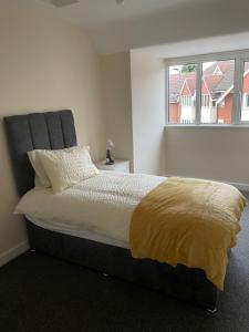 Large 4 Bedroom Sleeps 8, Spacious Apartment for Contractors and Holidays near Bedford Centre - 1 FREE PARKING SPACE & FREE WIFI
