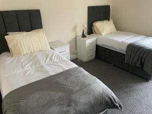 Large 4 Bedroom Sleeps 8, Spacious Apartment for Contractors and Holidays near Bedford Centre - 1 FREE PARKING SPACE & FREE WIFI