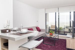 Burgundy View 1BR WView, Balcony & Parking.