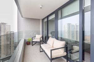 Burgundy View 1BR WView, Balcony & Parking.