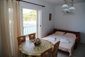 Apartments by the sea Milna, Hvar - 12244