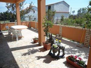 Apartments with a parking space Mundanije, Rab - 12242