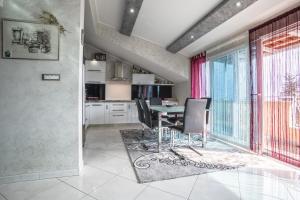 Apartments with parking space Split - 12252