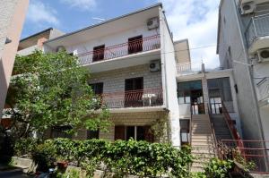 Apartments with parking space Makarska - 12211