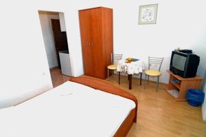 Apartments with parking space Makarska - 12211
