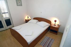 Apartments with parking space Makarska - 12211