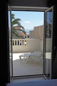 Apartments with a parking space Bol, Brac - 12288