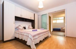 Apartments with a parking space Makarska - 12336