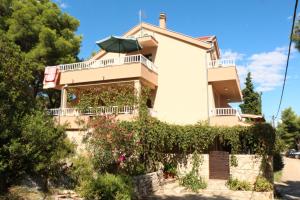 Apartments with parking space Basina, Hvar - 12420