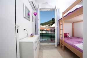 Apartments by the sea Baska Voda, Makarska - 12421