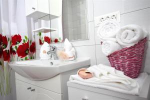 Apartments by the sea Baska Voda, Makarska - 12421