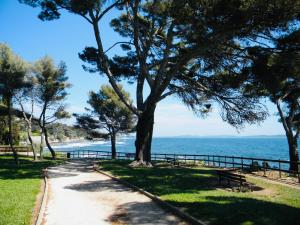 Jolie studio climatisé avec parking et proche de la mer