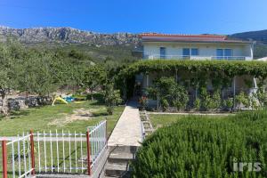 Apartments with a parking space Kastel Sucurac, Kastela - 12445