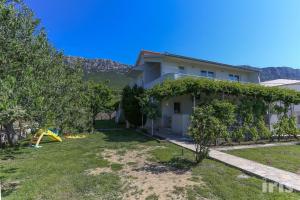 Apartments with a parking space Kastel Sucurac, Kastela - 12445