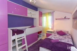 Apartments with a parking space Kastel Sucurac, Kastela - 12445