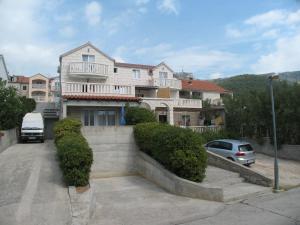 Apartment Bol 12474a - 3hvězdičkové hotely ve městě Bol