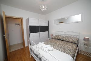 Apartments with parking space Supetar, Brac - 12489